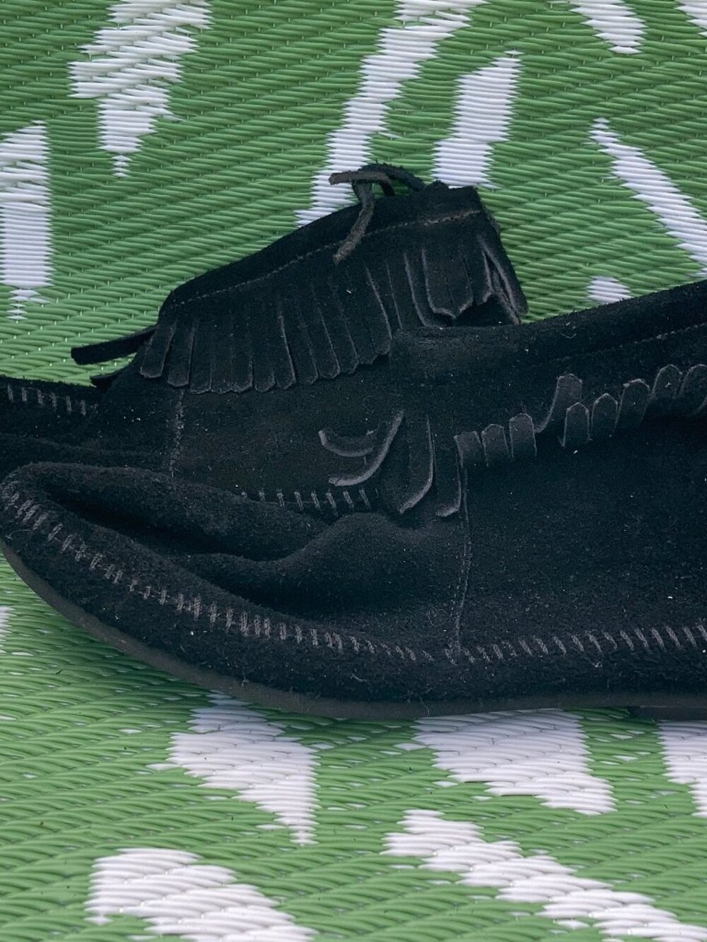 Minnetonka 289 size 7 black